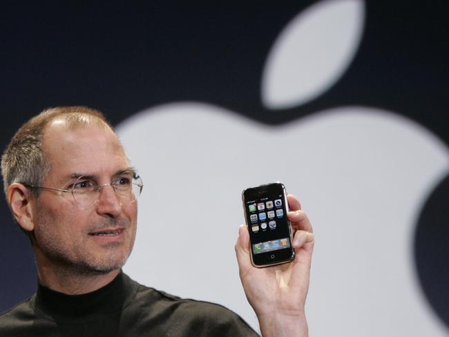 Apple CEO Steve Jobs holds up an Apple iPhone at the MacWorld Conference in San Francisco, California, 09/01/2007.