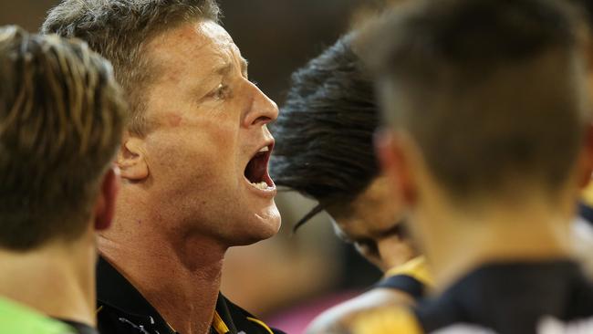 Damien Hardwick speaks to his players.