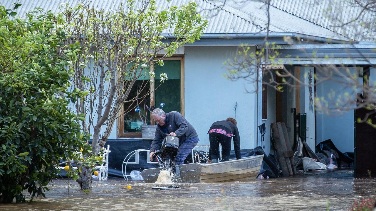 Rochester residents sandbag their home. Picture: Jason Edwards