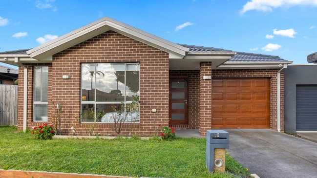 Narre Warren has been named as the top Victorian area for households struggling with their finances — but that didn’t stop the sale of 8 Pinjarra Court for $675,000.