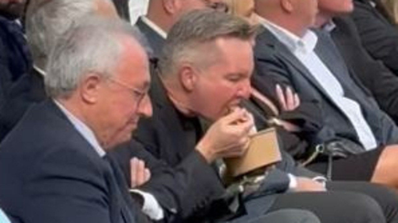 Priest lashes Labor minister for munching pasta in mass