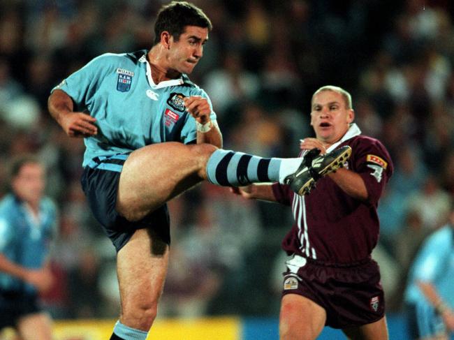 Allan Langer (R) fails to stop Andrew Johns getting kick away during game 2 of NSW v Queensland State of Origin series at Suncorp Stadium, 05/06/98. Rugby League A/CT