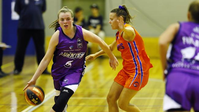 Sharna Thompson drives down the court. Picture: MATT THOMPSON