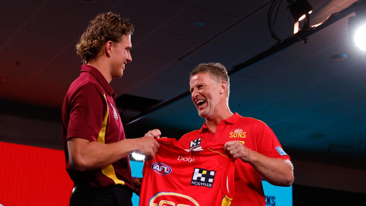 Jed Walter gets his jumper from Damien Hardwick. Picture: Dylan Burns/AFL Photos via Getty Images