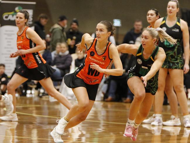 Northern Hawks’ Lydia Coote Northern Hawks drives to defend Cavalier Shelby Miller. Picture: Jess Stevenson