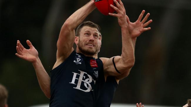 Travis Tuck takes a strong mark for Berwick. Picture: Stuart Milligan