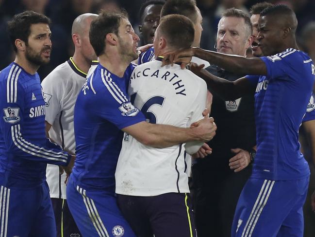 Chelsea’s Serbian defender Branislav Ivanovic (3rd L) clashes with Everton's Scottish-born Irish midfielder James McCarthy during the English Premier League football match between Chelsea and Everton at Stamford Bridge in London on February 11, 2015. Chelsea won the game 1-0. AFP PHOTO / IAN KINGTON RESTRICTED TO EDITORIAL USE. NO USE WITH UNAUTHORIZED AUDIO, VIDEO, DATA, FIXTURE LISTS, CLUB/LEAGUE LOGOS OR "LIVE" SERVICES. ONLINE IN-MATCH USE LIMITED TO 45 IMAGES, NO VIDEO EMULATION. NO USE IN BETTING, GAMES OR SINGLE CLUB/LEAGUE/PLAYER PUBLICATIONS.