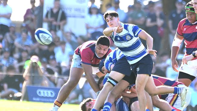 Sam Watson gives flyhalf Charlie O’Connell fastball. GPS first XV rugby grand final, Nudgee College Vs BSHS. Saturday September 7, 2024. Picture, John Gass