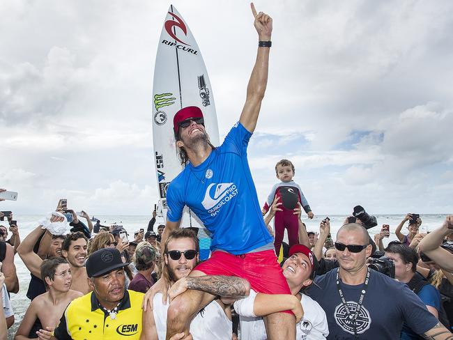 Mikey Wright chairs brother Owen after Owen won last year’s Quiksilver Pro.