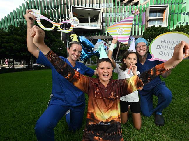 28/11/2024: Celebrating 10 years of the new Queensland ChildrenÃ¢â¬â¢s Hospital (L-R) Maddie Randall (nurse) , Joey Donald (14), Julia Preston (9) and Stuart Bade (QCH Chief of Surgery), with the hospital behind  in  South Brisbane. pic: Lyndon Mechielsen/Courier Mail