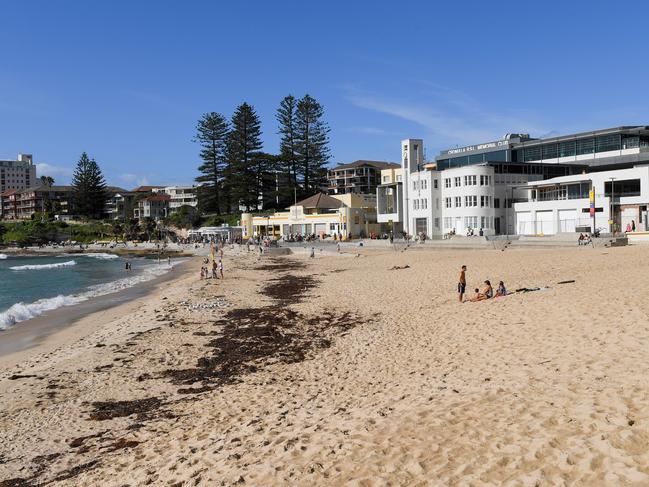 A relatively empty Cronulla Beach as the 500 person max gathering law takes place in Sydney, Saturday, March 28, 2020. (AAP Image/Simon Bullard) NO ARCHIVING