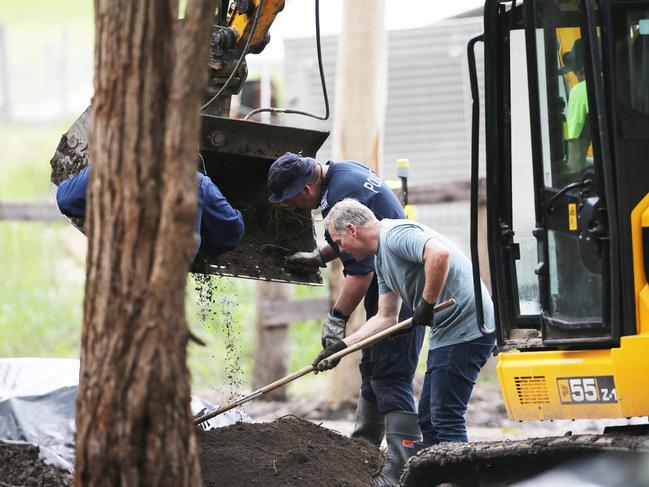 Police are combing through excavated dirt by hand as they search for evidence. Picture: NCA NewsWire / Peter Lorimer.