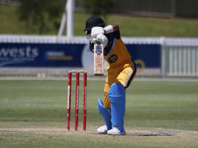 Simon Charles plays straight for Fairfield-Liverpool at Raby. Picture Warren Gannon Photography