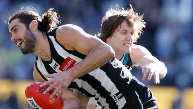 Jared Polec tries to wrap up Collingwood's Brodie Grundy. Picture: Michael Klein