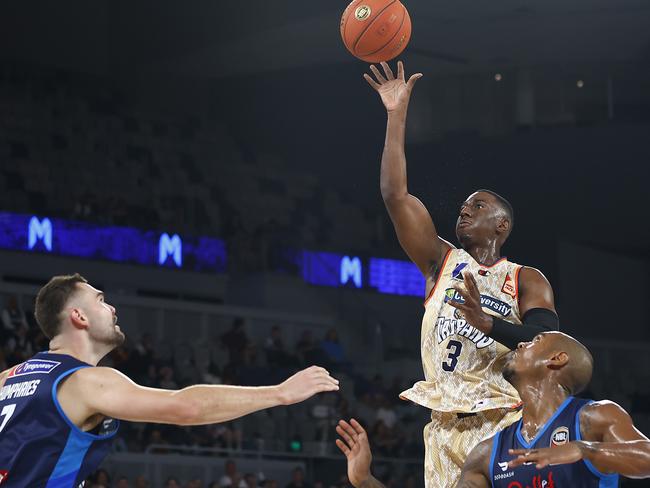 Stand-in captain Scott sends one towards the hoop. Picture: Daniel Pockett/Getty Images