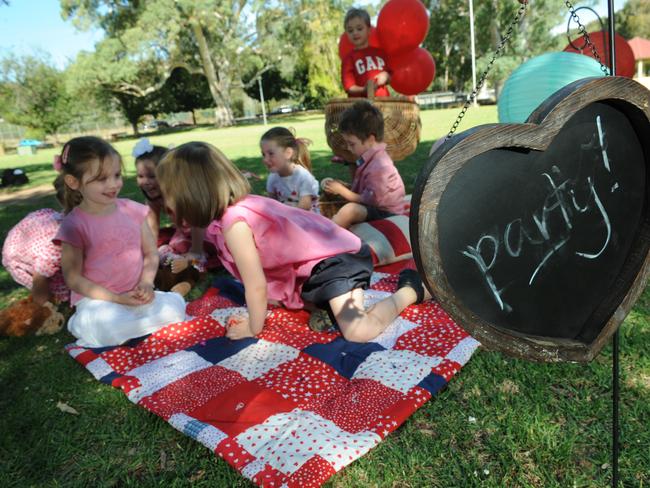 Children's birthday party ideas: Picnic kid's party with gelati themed colours.