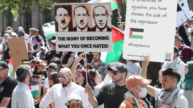 Thousands of people flocked to a pro-Palestine rally in Melbourne on Sunday. Picture. David Crosling