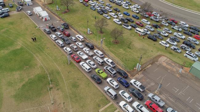 Cars lines up at a drive-through testing site in Mildura. Picture: NCA NewsWire / Darren Seiler