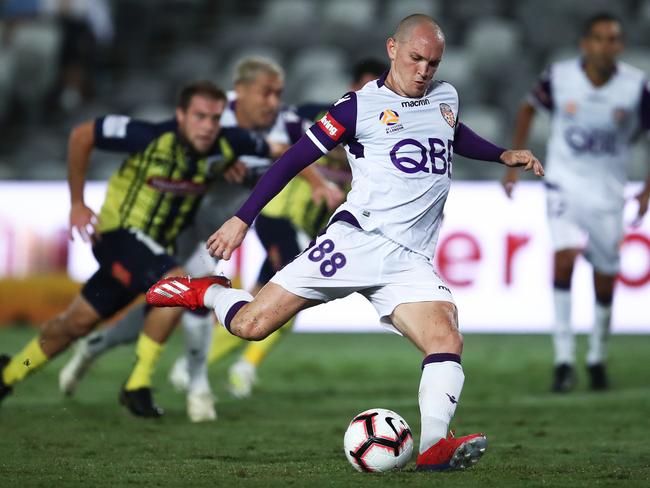Neil Kilkenny of the Glory scores a goal during the Round 24 A-League match between the Central Coast Mariners and Perth Glory at Central Coast Stadium in Gosford, Sunday, April 7, 2019. (AAP Image/Brendon Thorne) NO ARCHIVING, EDITORIAL USE ONLY