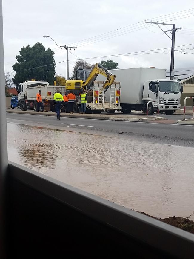 SES working to fix a burst water main on Henley Beach Rd. 21.5.18 Picture: Rhonda Hassan