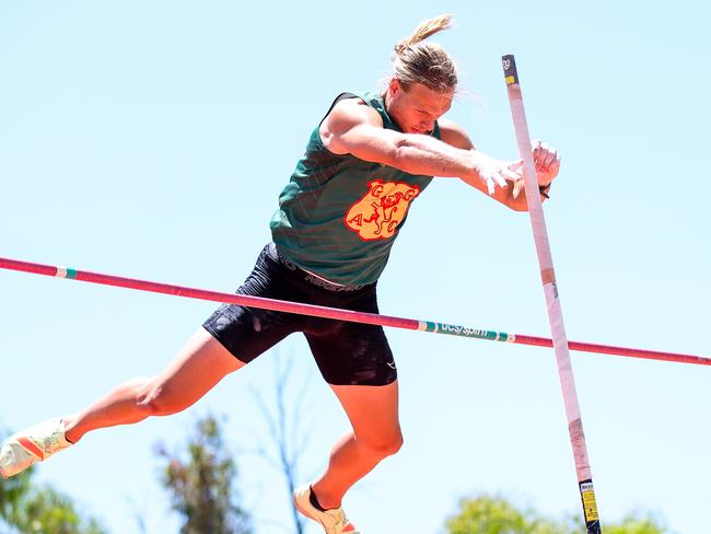 Paynter clears the bar. Picture: Scott Sidley (SS Athletics)