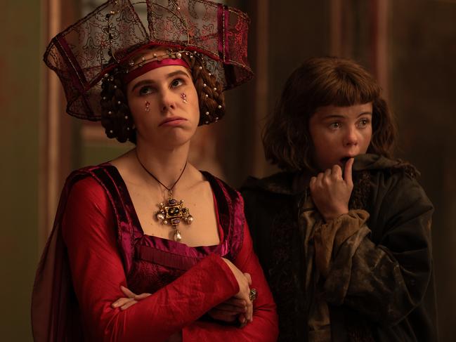 Zosia Mamet as Pampinea and Saoirse-Monica Jackson as Misia in The Decameron.