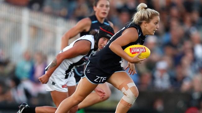 Jess Hosking dashes away early in last night’s clash. Pic: Getty Images