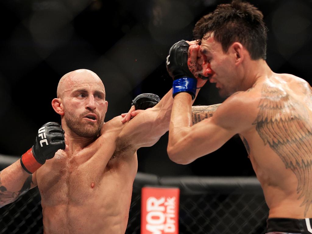 Alex Volkanovski in action against Max Holloway. Picture: Carmen Mandato/Getty Images