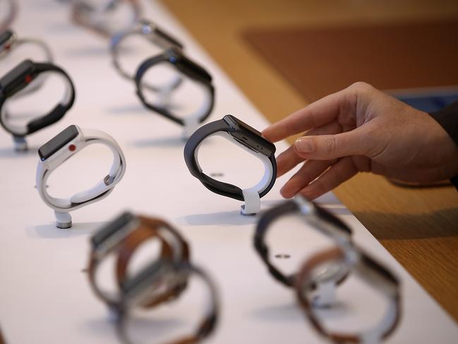 SAN FRANCISCO, CA - SEPTEMBER 22: A dustomer inspects the new Apple Watch Series 3 at an Apple Store on September 22, 2017 in San Francisco, California. The new Apple iPhone 8 and 8 Plus, as well as the updated Apple Watch and Apple TV, went on sale today.   Justin Sullivan/Getty Images/AFP == FOR NEWSPAPERS, INTERNET, TELCOS & TELEVISION USE ONLY ==