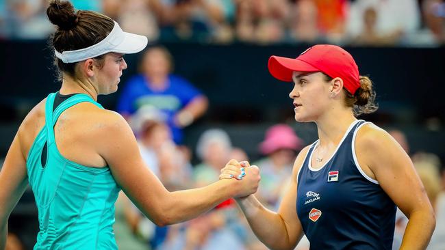 Ash Barty (R) congratulates Jennifer Brady on the win. Picture: Patrick Hamilton/AFP