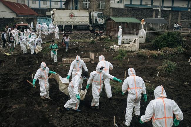 Members of the Congolese Red Cross and the Civil Protection bury dozens of bodies in a cemetery in Goma, eastern DRC