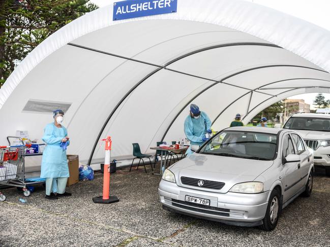 Photo of  health workers operating corona virus tests at the Drive-through testing clinic in Bondi Beach on 16.04./2020 at Bondi Beach