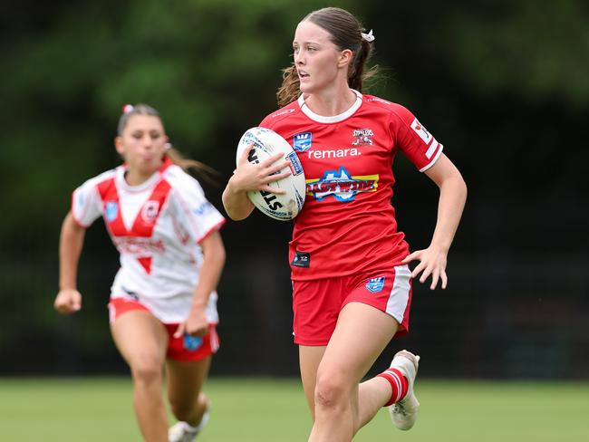 Elli Young on the wing for the Illawarra Steelers in the Lisa Fiaola Cup. Picture: Denis Ivaneza, Inner Visions Photography