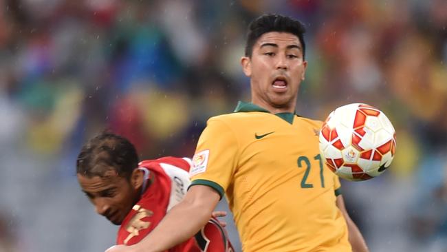 Massimo Luongo of Australia (R) and Mohammed Al Musalami of Oman (L) fight for the ball during their Group A football match at the AFC Asian Cup in Sydney on January 13, 2015. AFP PHOTO / Peter PARKS --IMAGE RESTRICTED TO EDITORIAL USE - STRICTLY NO COMMERCIAL USE