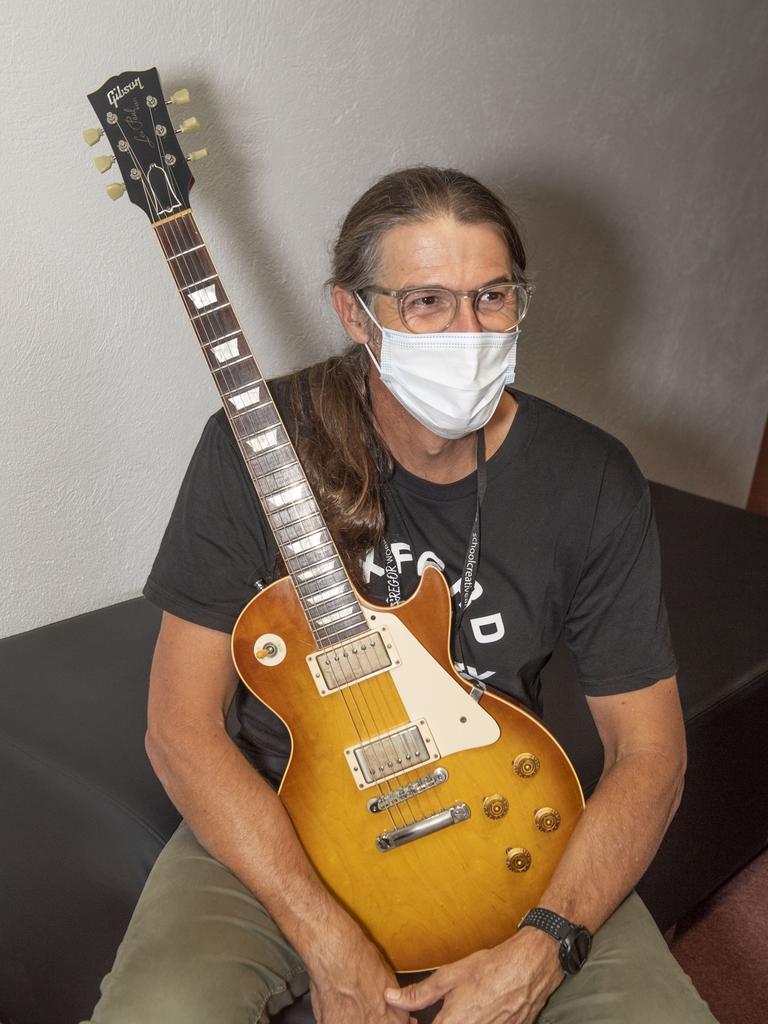 Simon Gardner delivers the kitchen sink guitar workshop. McGregor Summer School at USQ. Friday, January 14, 2022. Picture: Nev Madsen.