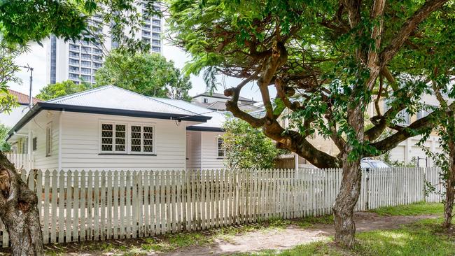 Located in Surfers Paradise. this house is listed for $700 a week. But there is a catch. It is onlya three month lease and the aircon doesn't work