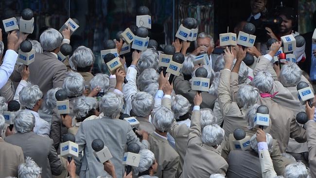 Bob Hawke drinks a beer surrounded by Australian fans dressed as Richie Benaud(Photo by Gareth Copley/Getty Images)