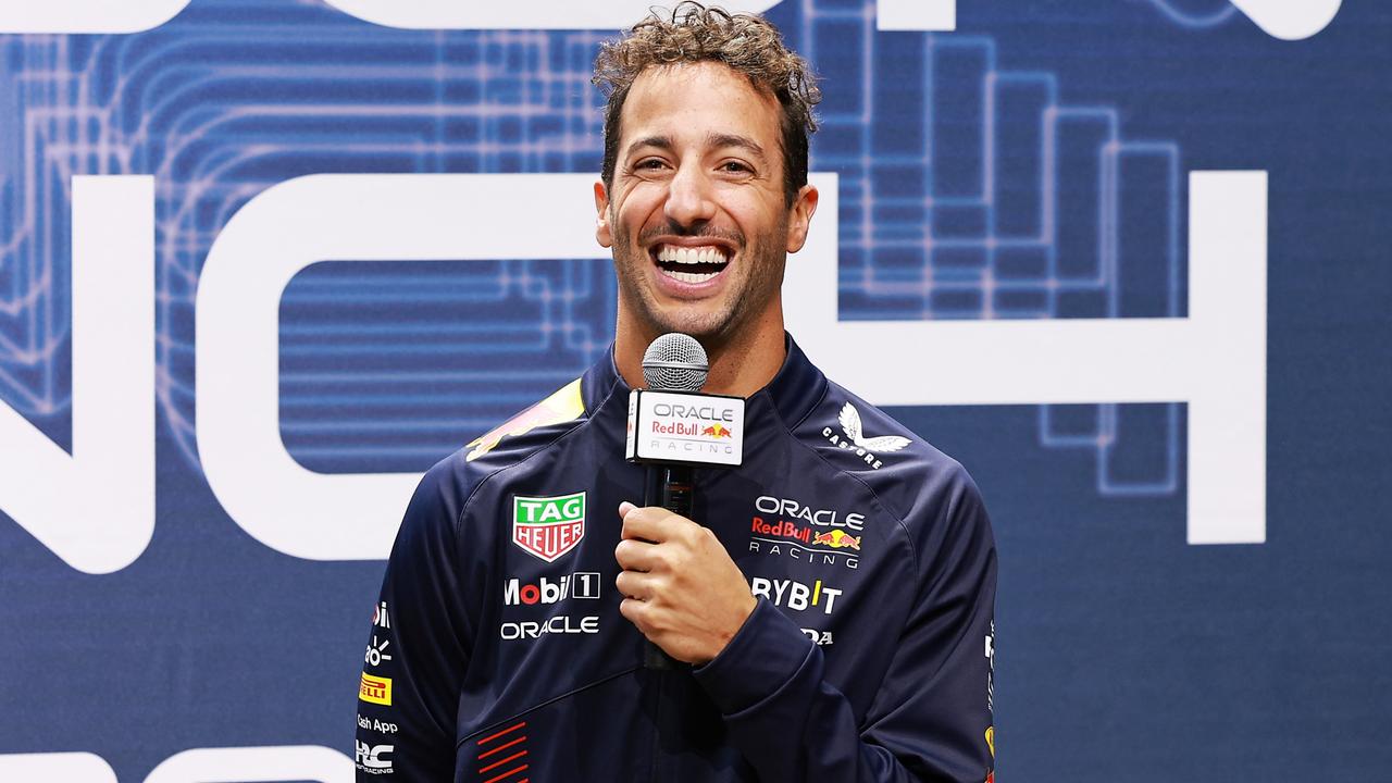 Daniel Ricciardo a l'air plus heureux avec le pilote McLaren dans le rétroviseur.  Photo par Arturo Holmes/Getty Images pour Oracle Red Bull Racing.