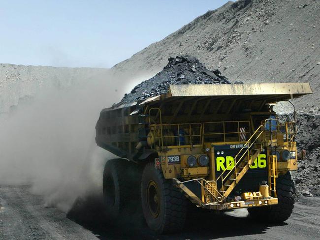 07 Feb 2005 : Goonyella Coal Mine : PicVanessa/Hunter - industry mining truck trucks