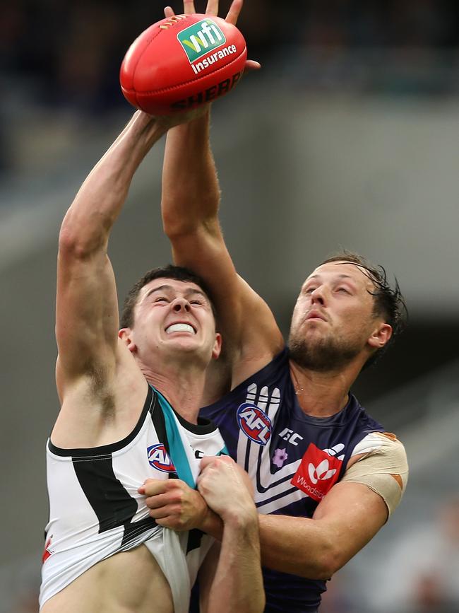 Cameron Sutcliffe up against new teammate Darcy Byrne-Jones last year. Picture: Paul Kane/Getty Images