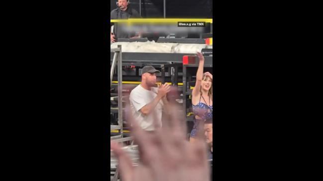 Fans go crazy for Taylor & Travis in Dublin