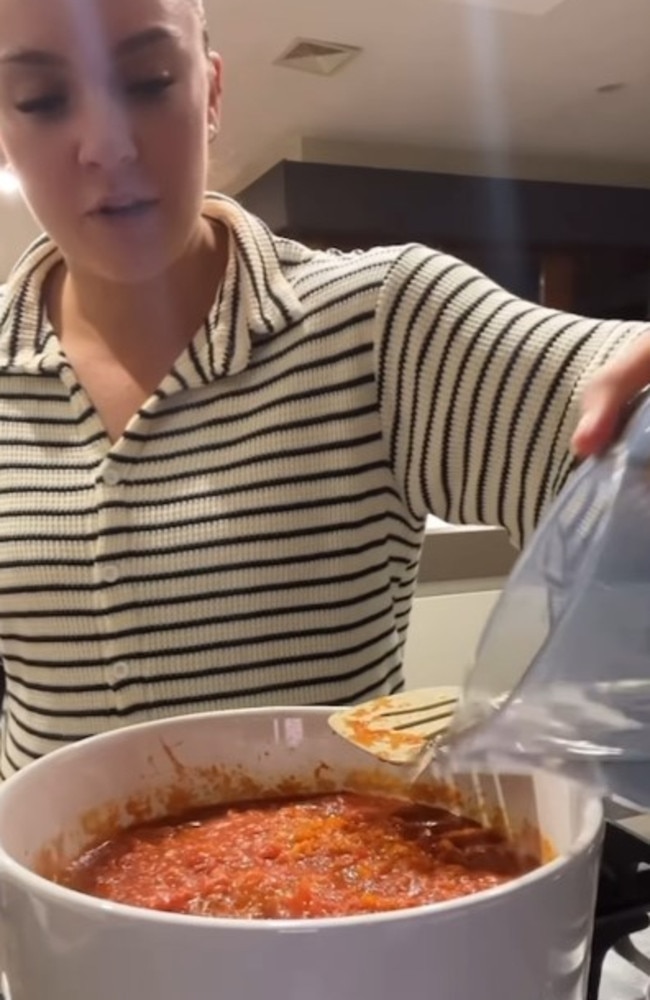 Shannen Gunning was cooking dinner for her family using an Anko pot she'd purchased from Target. Picture: Instagram/@shannengunning