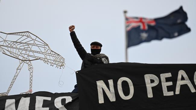 A protester shows his defiance. Picture: NewsWire/ Martin Ollman