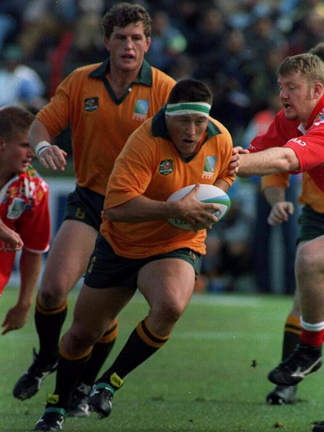 Former Wallaby skipper Phil Kearns runs with ball during the 1995 World Cup.