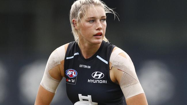 Tayla Harris of the Blues looks upfield during the Round 6 AFLW match between the Carlton Blue and the Brisbane Lions at Ikon Park in Melbourne, Sunday, March 10, 2019. (AAP Image/Daniel Pockett) NO ARCHIVING, EDITORIAL USE ONLY