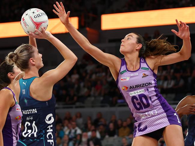 MELBOURNE, AUSTRALIA - APRIL 29: Kiera Austin of the Vixens (L) shoots under pressure from Ruby Bakewell-Doran of the Firebirds during the round seven Super Netball match between Melbourne Vixens and Queensland Firebirds at John Cain Arena on April 29, 2023 in Melbourne, Australia. (Photo by Graham Denholm/Getty Images)