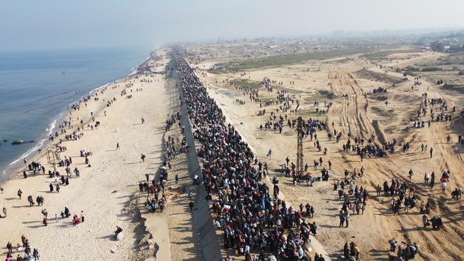 Watch: Thousands of Palestinians Return to Northern Gaza