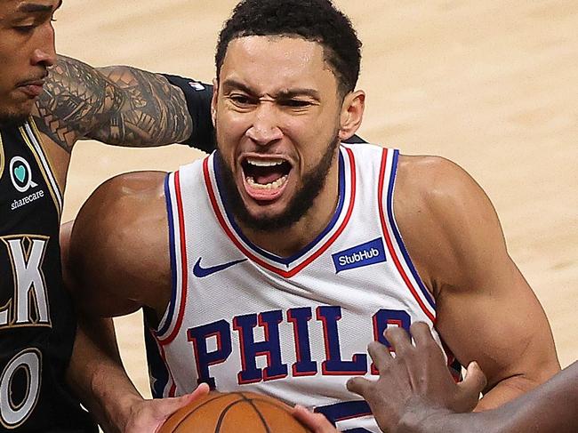 ATLANTA, GEORGIA - JUNE 18: Ben Simmons #25 of the Philadelphia 76ers drives between John Collins #20 and Clint Capela #15 of the Atlanta Hawks during the first half of game 6 of the Eastern Conference Semifinals at State Farm Arena on June 18, 2021 in Atlanta, Georgia. NOTE TO USER: User expressly acknowledges and agrees that, by downloading and or using this photograph, User is consenting to the terms and conditions of the Getty Images License Agreement.   Kevin C. Cox/Getty Images/AFP == FOR NEWSPAPERS, INTERNET, TELCOS & TELEVISION USE ONLY ==