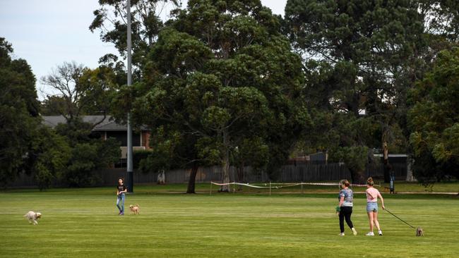 Self Distancing and stay home measures at Dendy Park, Brighton in Melbourne's South East. PICTURE: PENNY STEPHENS. FRIDAY 3RD APRIL 2020