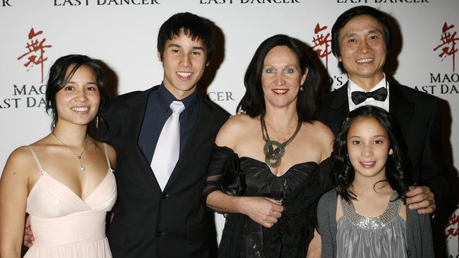 Li Cunxin and wife Mary with their children Sophie, Tom and Bridie.